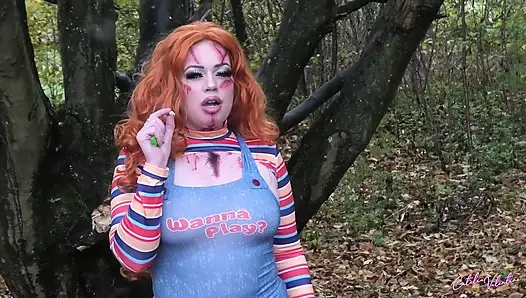 Catalia cosplay içinde giyinmiş sigara içiyor