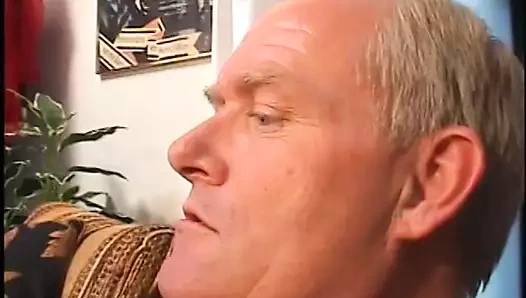 Seksi siyah süpermodel beyaz operatör tarafından çarptım