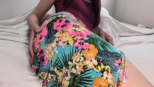 Yazlık elbise giyen evli kadın tek başına mastürbasyon yapıyor