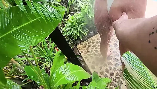 Şanslı havuz çocuğu Onlyfans modeliyle sikişiyor