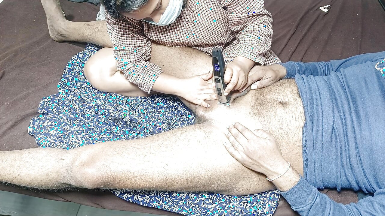 Üvey annem yarağımın kıllarını kesiyor
