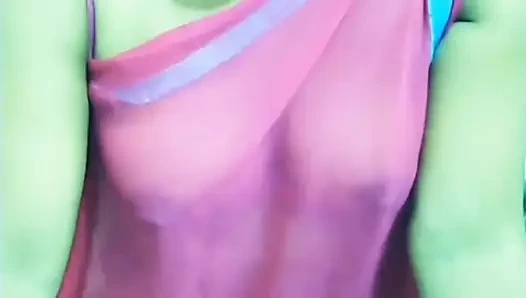 Göğüsler saree içinde gösteriliyor, sıcak nisha yenge