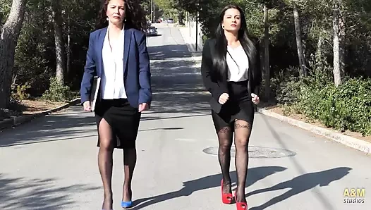 İki sigorta acentesiyle seks yapmak için eşcinsel gibi poz verdi.