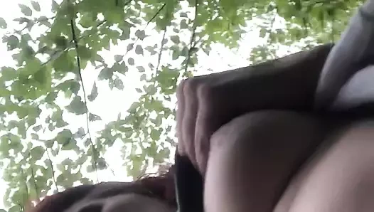 Yaramaz anne, çamurda kayarak kayarken muhteşem göğsünü ve kabarık meme ucunu ortaya çıkarmak için t-shirtünü telsizlere çekiyor