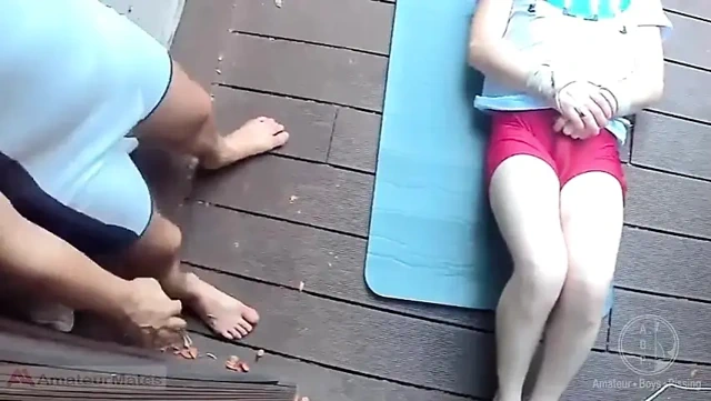 Amatör bir güreş maçını kaybettikten sonra, jules, hala kızıl bekarında, boyun eğmek zorunda