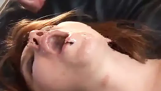 Dudak piercingli genç kızıl saçlı kanepede domalarak sikiliyor