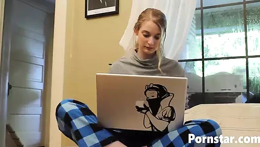 Amber Rayne lezbiyen seks sahnesinde parmakla sikiliyor