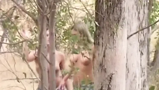 Seksi Fransız kızlar açık havada ateşli lezbiyen eylemi yapıyor