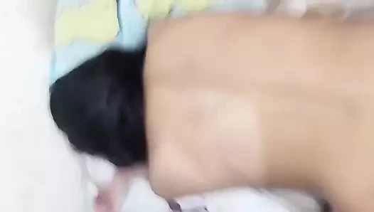 Küçük amcık, duşta ağlayan bebek