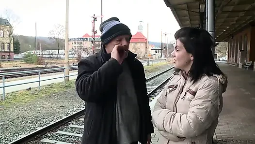 Azgın Ev Kadınları Tamirci Tarafından Parmaklanıyor Ve Sikiliyor