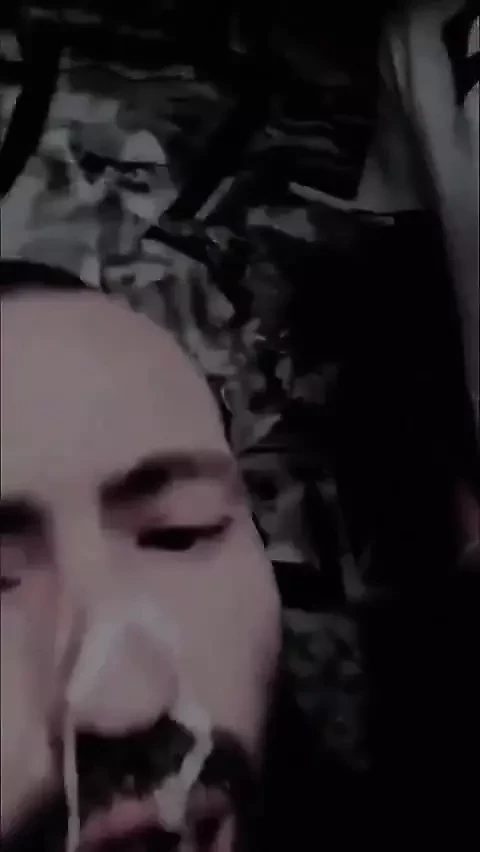 Bir adam spermini fışkırtıyor ve urbex sırasında bir adama yüze boşalma yapıyor