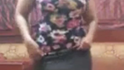 Asyalı arkadaşım benim için dans ediyor