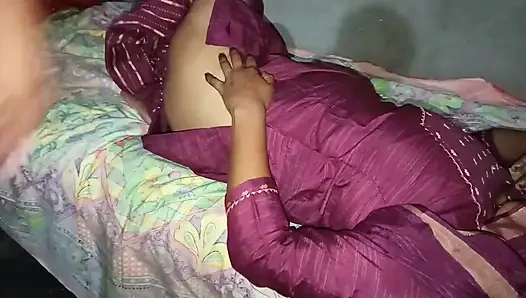 Bu çarpıcı kızıl saçlı orta yaşlı seksi kadında mükemmel göğüsler