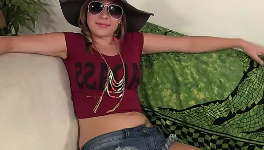 Sarışın hatun götünü zonklayan yarakla genişliyor