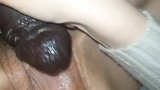 Sonunda büyük siyah dildo ile sikiliyor büyük fışkırtma