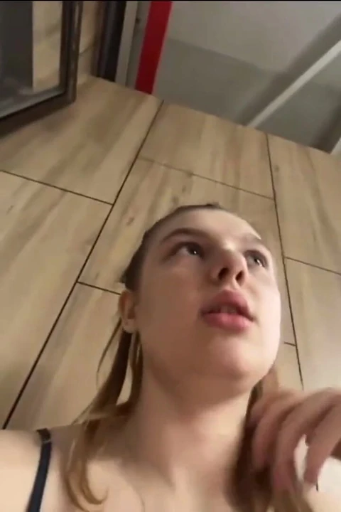 Сквиртую и трахаю пальцами розовую киску