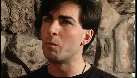 Sarışının ağzında bir yarak var ve biri onu arkadan sikiyor