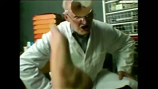 Bu yaşlı diyetisyenin bu kıza kilo vermenin çok özel bir yolu var: sikiş