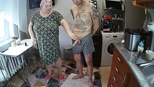 Kayınvalide derin bir sakso çekiyor bir yarağı boşaltıyor