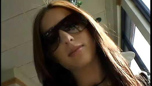 Muhteşem bebek inliyor olarak büyük bir kutup onu sevimli kedi nüfuz