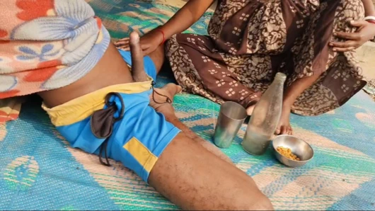 Pados ke bhabhi ke sath Daru Piya aur land chusaya