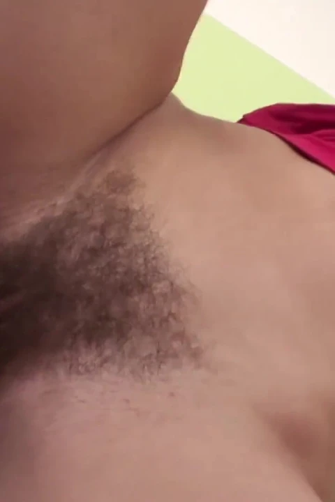 Юной брюнетке в чулках трахают ее волосатую киску