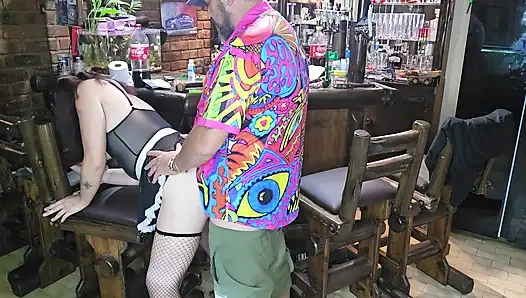 19 yaşındaki sıkı götlü kız bacaklarını açıyor, böylece sıkı amını sikmeden önce mastürbasyon yapabilirim