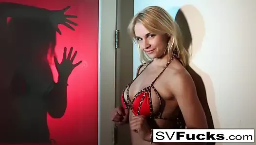 Sarışın milf sarah çalışır ona ıslak kedi ile bir oyuncak