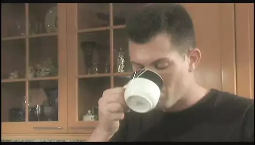 Elit büyük memeli sürtük küçük kırmızı kanepede amını arkadan siktiriyor