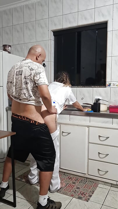 Hizmetçi bulaşıkları yıkarken mutfakta götten sikiliyor