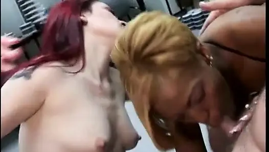 Üstün sarışın zenci bebek ve kız arkadaşı deliklerinin içine yarak sokuyor