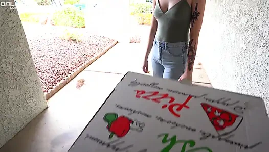 Marilyn Johnson'ın pizza teslimatı yüzüne boşalmaya yol açıyor