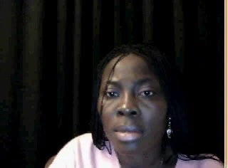 Afrikalı kadın hızla kameraya vuruyor