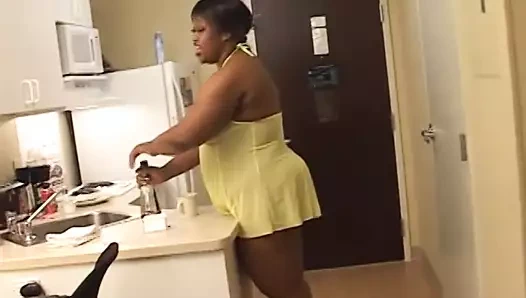 siyah kız eğilir üzerinde içinde yatak ve berbat üzerinde bir beyaz horoz