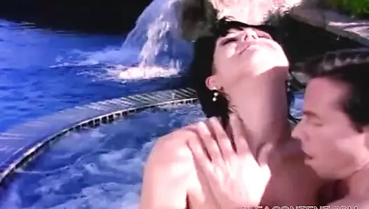 Genç busty esmer alma sert çük üzerinde the havuz