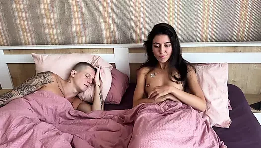 Aldatılan adam karısının iki yarakla sikilmesini izlerken mastürbasyon yapıyor ve boşalıyor