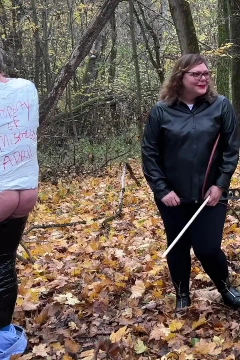 Dominatrix sahibe April - Forrest dayak yiyor