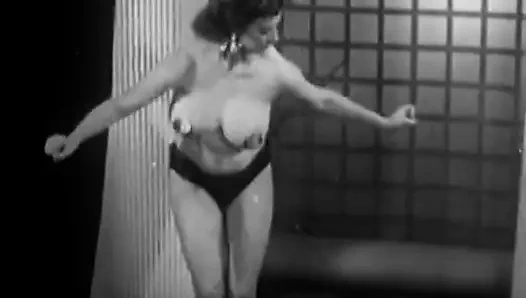 Genç kiraz şövalyesi süper büyük göğüslerini sallıyor (vintage)