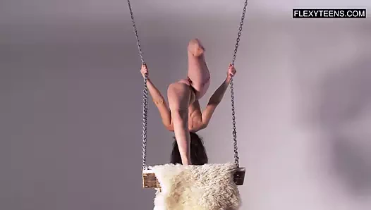 Rusya'dan profesyonel jimnastikçi jimnastik egzersizleri yapıyor