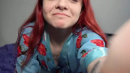 Çarpıcı kızıl saçlı soyunuyor ve kendisiyle oynuyor