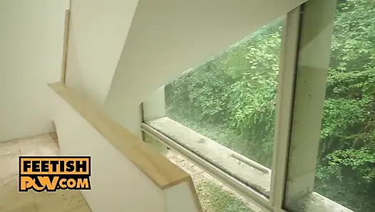 Büyük memeli patron Tiffany Rousso'nun ayakla seks gizli becerilerini denemesi