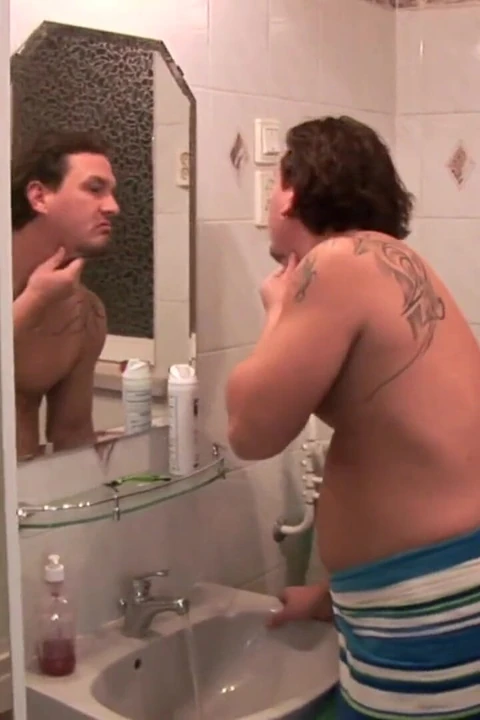 Kıllı genç kız amını tıraş ediyor ve sikiyor