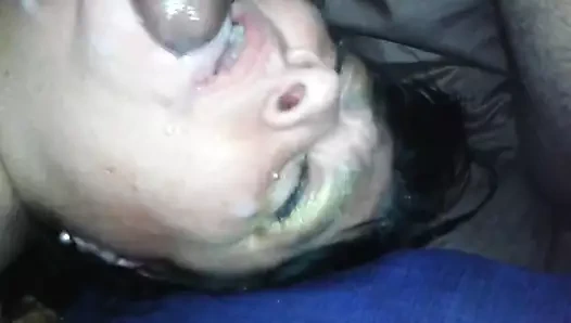 Lisa'nın yüzüne boşalıyor