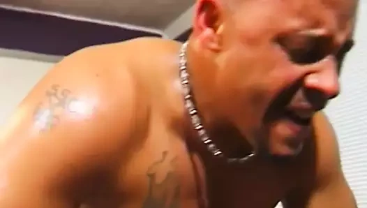 Kalın zenci güzeli parmaklarını amının derinliklerine kaydırıyor, sonra deliniyor