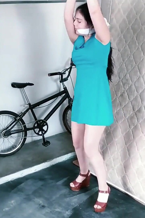 Parti kızı tavan ortasında sikiliyor