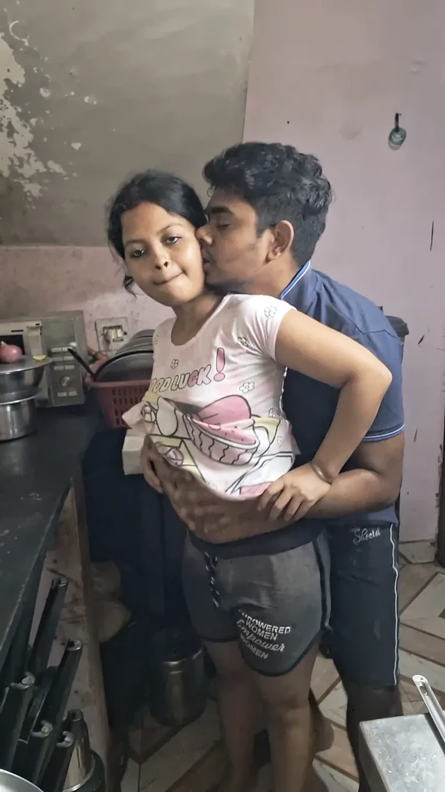 Sweetmegha Hintli yenge vajinasını parmakla baştan çıkarıyor ve devar tam sert Hintçe ses seksini tam gece yakaladı
