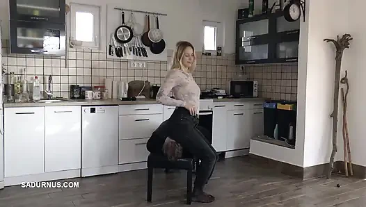 Bayan Amy Douxxx kölenin yüzünde kendini mutlu ediyor