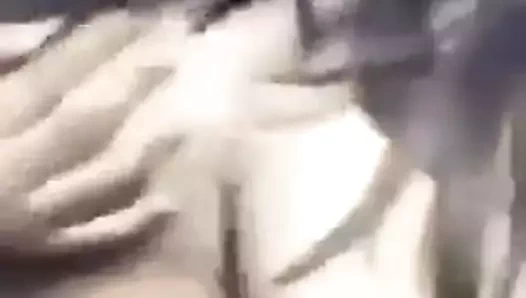 Hint kız göğüslerini ve göğüslerini gösteriyor