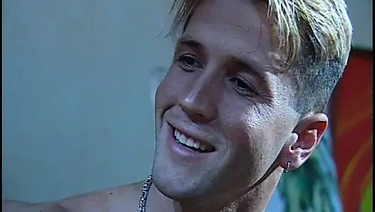 Sarışın sürtükler büyük sert yarak yalıyor ve emiyor ve sikiliyor