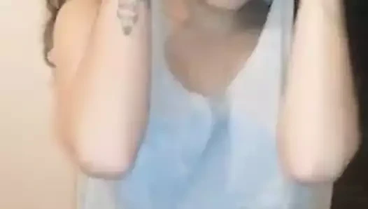 Beyaz göğüslü seksi kız